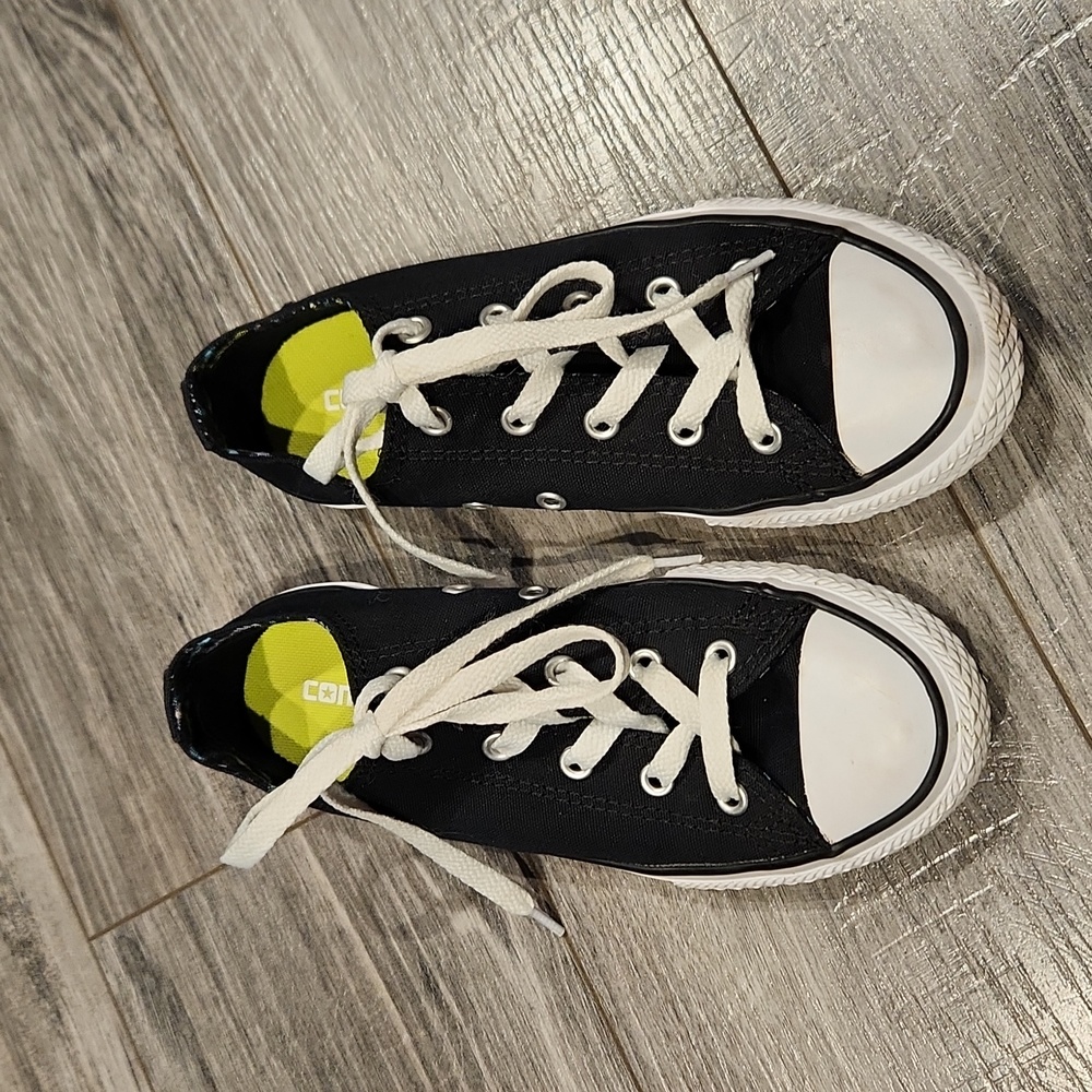 EUC Converse All Star Girls Junior sz 2 Sneakers